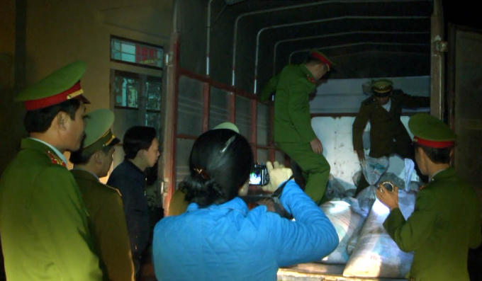 Lực lượng chức năng kiểm tra tang vật vụ án.