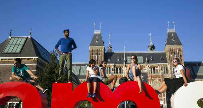 Trước Bảo tàng Nghệ thuật Trung tâm Amsterdam.