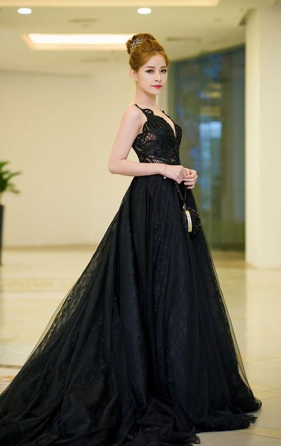 Chi Pu thay đổi phong cách với đầm dạ hội đen sang trọng. Trong ảnh, trang phục voan lưới, thân áo hai dây phối ren hoạ tiết hoa ton sur ton. Ảnh: Tuỳ Phong