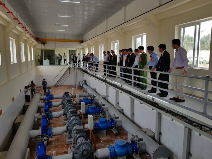 Lãnh đạo thành phố cùng các đai biểu thăm công trình nhà máy nước sạch Phú Sơn.