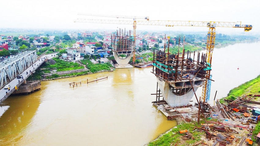Cầu Đuống cũ là cây cầu kết hợp đường bộ và đường sắt bắc qua sông Đuống, trên quốc lộ 1A cũ, nối phường Đức Giang (cũ) thuộc quận Long Biên với thị trấn Yên Viên (cũ), thuộc huyện Gia Lâm, Hà Nội.