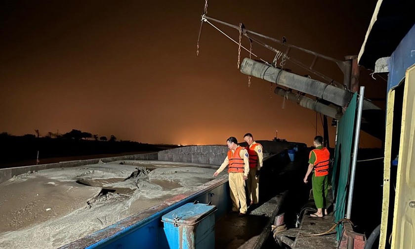 Lực lượng chức năng trinh sát, mật phục trên tuyến sông Hồng phát hiện phương tiện đang khai thác cát từ lòng sông.