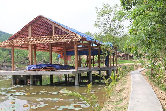 Chủ đầu tư ngang nhiên triển khai một số hạng mục nhà gỗ kiên cố, 2 sàn bê tông với nhiều trụ lớn.