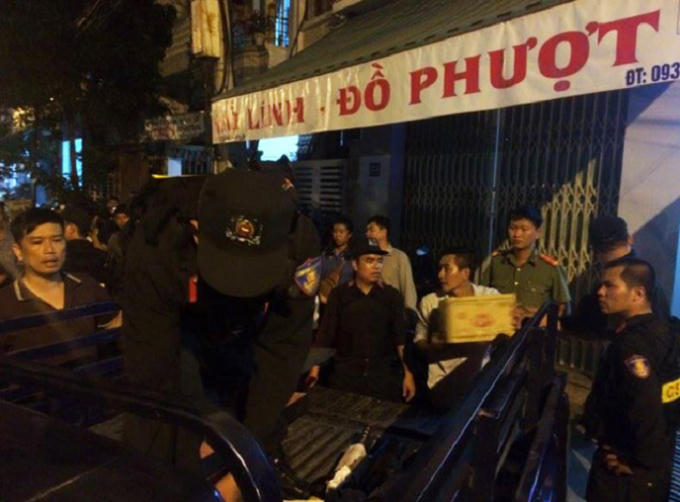 Lực lượng công an thu giữ hàng trăm vũ khí tại cửa hàng bán đồ phượt ở Nha Trang. Ảnh: CTV