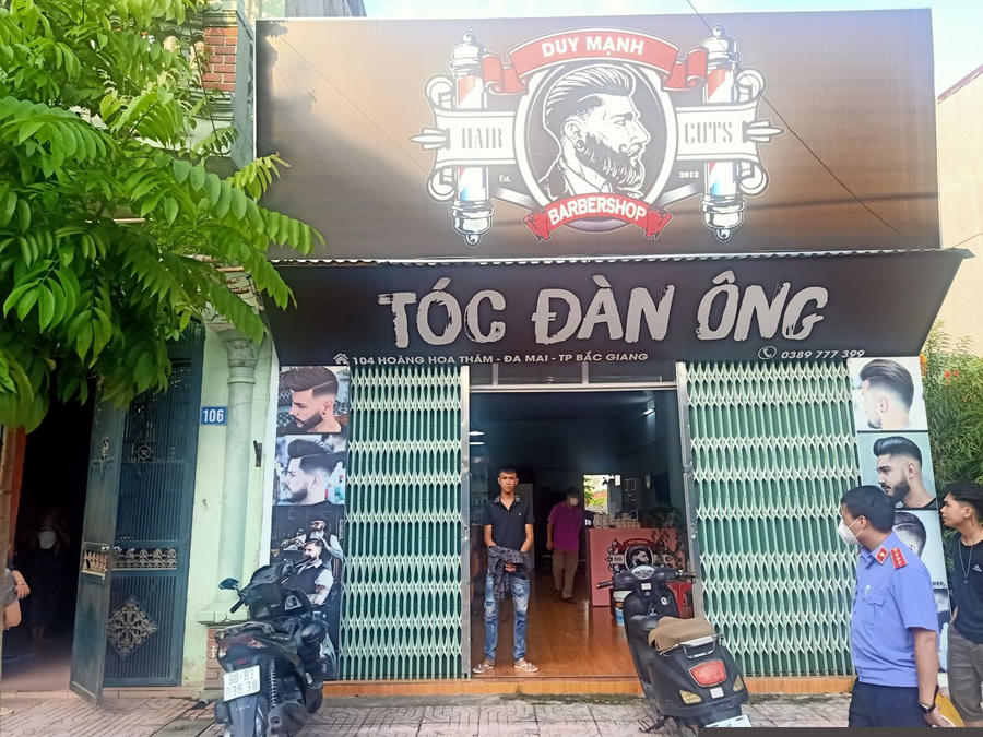 Ảnh đối tượng Phan Anh Trường áo đen, quần bò xanh