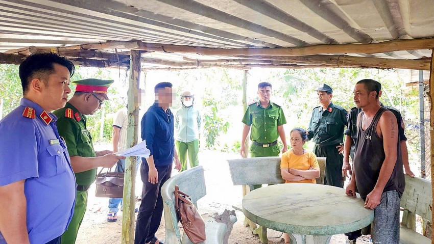 Công an tỉnh tống đạt quyết định khởi tố bị can và bắt tạm giam đối với Nguyễn Quốc Sơn (áo thun).