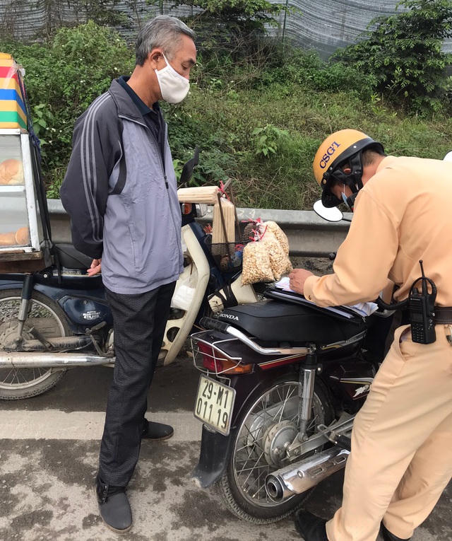 Nhiều trường hợp xe ôm, xe máy cũng bị xử phạt khi đi vào đường cao tốc sau phản ánh của Dân trí.