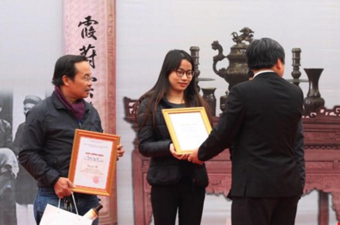 Nữ sinh 21 tuổi là "bà đồ" trẻ nhất Hội chữ Xuân Bính Thân 2016 đạt Giải ba. Ảnh: Internet