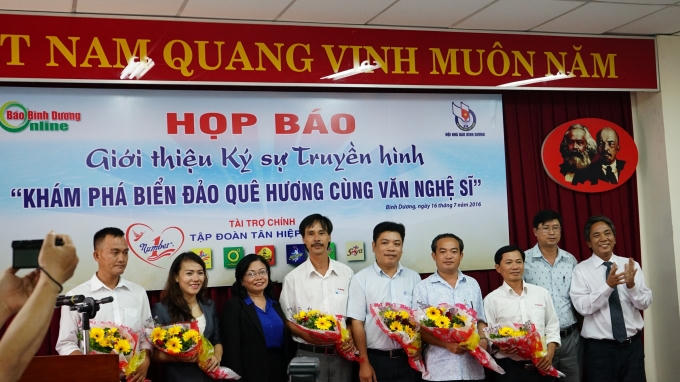 Đội ngũ thực hiện chương trình ký sự ra mắt tại buổi họp báo.