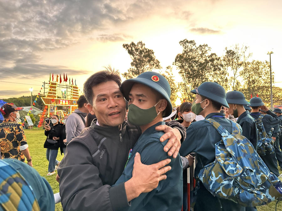 Đại diện các gia đình và bạn bè đã dành những lời căn dặn và động viên tân binh.