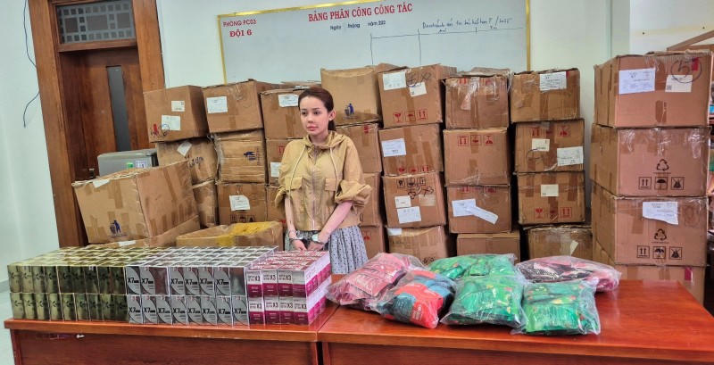 Bị can Võ Thị Ngọc Ngân (tức Ngân 98) cùng tang vật bị thu giữ.