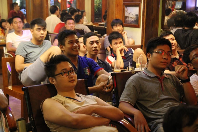 Những khu vực nhiều quán Café bóng đá như Tô hiệu, Đào Tấn (Hà Nội) luôn đông khách khi có trận siêu kinh điển của Giải ngoại hang Anh.