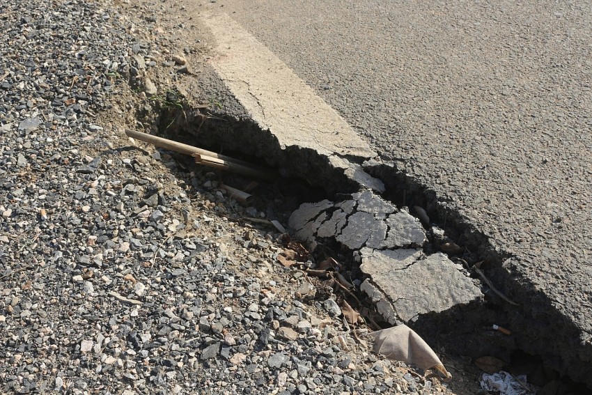 Phần lề đường được gia cố tạm không đảm bảo chất lượng