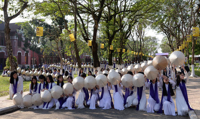 Trong buổi lễ này, vua Khải Định đã cho đặt xuống móng ngôi trường một số hiện vật để làm kỷ niệm. Đồng Khánh là ngôi trường nữ đầu tiên và duy nhất dành cho nữ sinh 13 tỉnh Trung Kỳ thời bấy giờ đến học.