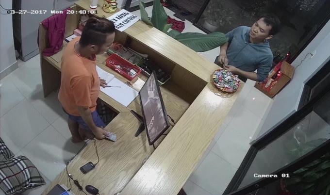 Gương mặt nam thanh niên trong lúc chờ bạn gái mang tiền đến thanh toán.