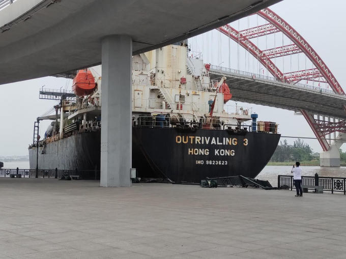 Vụ tai nạn gây hư hỏng một số hạng mục của khuôn viên cầu Hoàng Văn Thụ.