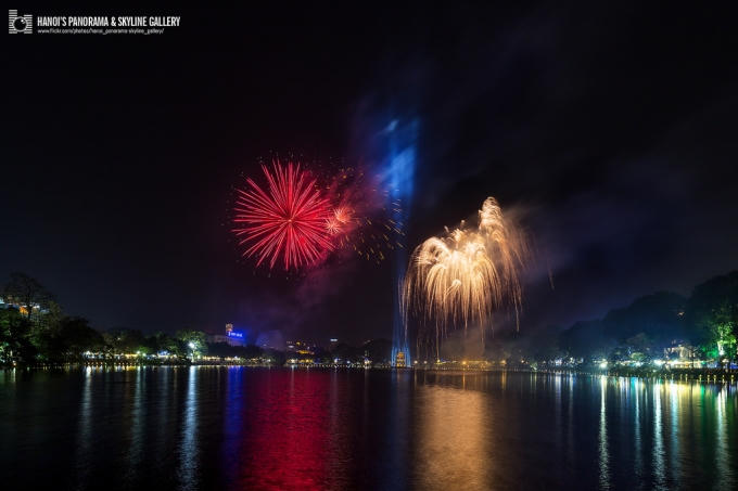 Lung linh sắc m&agrave;u ph&aacute;o hoa tại Hồ Gươm