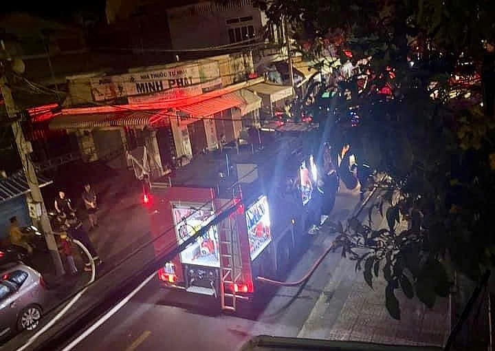 Phòng Cảnh sát PCCC & CNCH huy động 10 xe chữa cháy cùng, 60 cán bộ cứu hoả đến hiện trường.