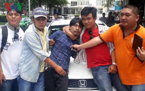 Nghi can bị nhóm “hiệp sĩ” bắt giữ. (Ảnh: Đài truyền hình Việt Nam)