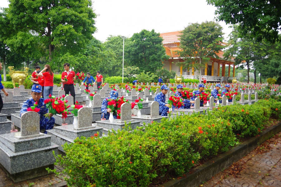 Cán bộ, Đoàn viên thanh niên Hải đoàn 42 tổ chức thăm viếng, tổng dọn vệ sinh tại Nghĩa trang liệt sĩ xã Năm Căn.