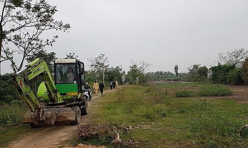 Máy xúc được bà Hân thuê để phá dỡ hàng rào của bà Nguyệt.