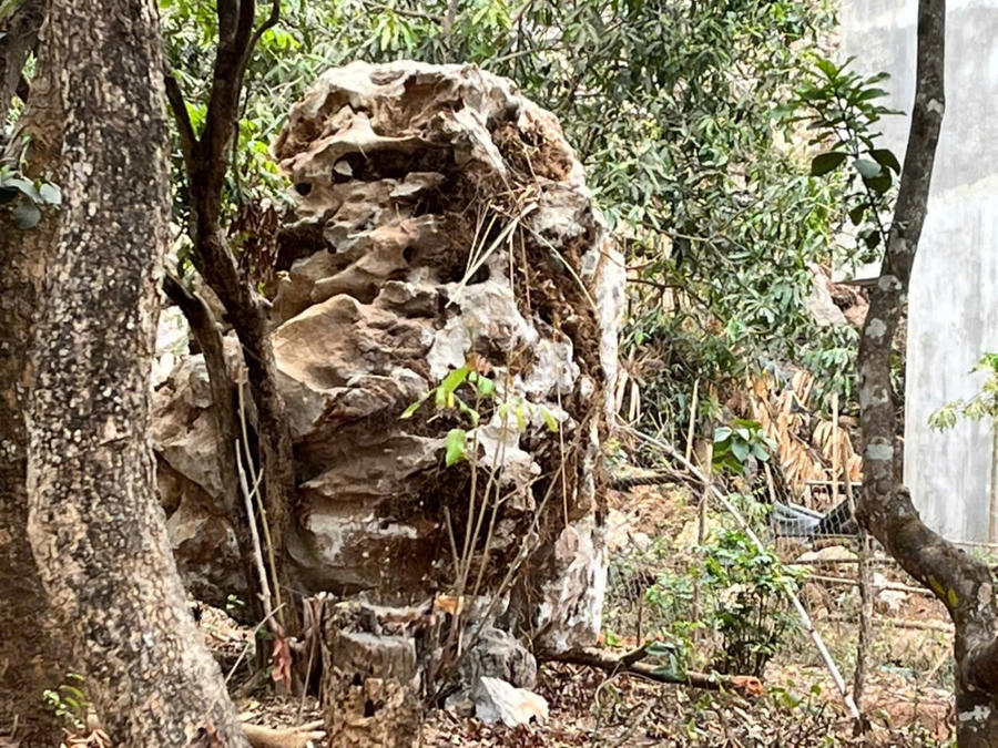 Một tảng đá lớn lăn xuống ngay sát nhà dân.