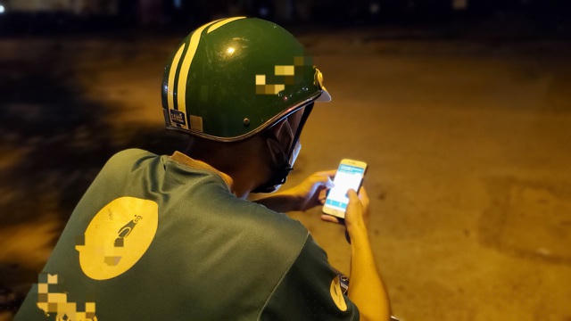 Tài xế luôn phải theo dõi điện thoại để chờ khách đặt xe