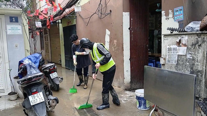 Công nhân cố gắng dọn dẹp những phần còn sót lại khu vực xảy ra sự cố.