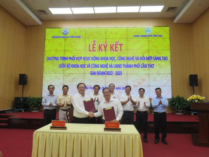 Bộ trưởng Bộ Khoa học và Công nghệ Huỳnh Thành Đạt và Chủ tịch UBND TP Cần Thơ Trần Việt Trường ký kết hợp tác