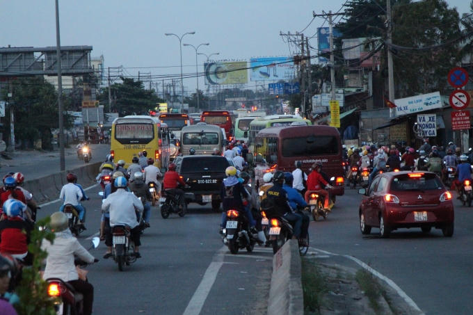 Dòng người từ đường Nguyễn Văn Linh chạy ra nhập với dòng người trên quốc lộ 1.
