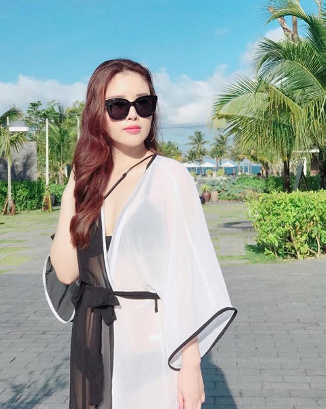 Người đẹp cho biết, cô hiện tại không tham gia tập luyện bộ môn thể thao nào. Mà may mắn cô có cơ địa khá gọn, ăn thoải mái mà không bị béo.