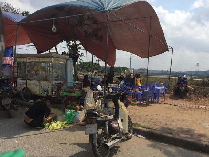 Lều lán tạm ăn nhanh mọc tua tủa.