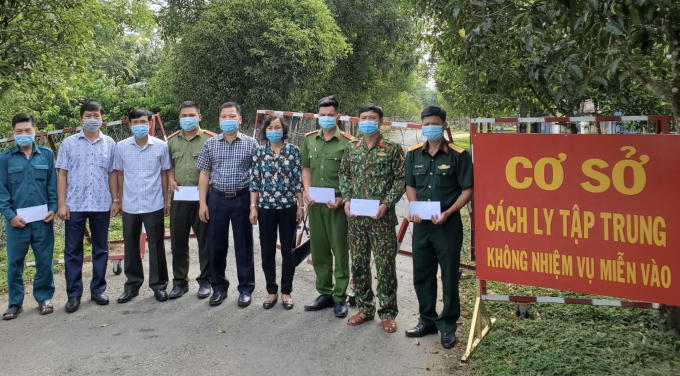 Lãnh đạo UBND huyện Đạ Tẻh động viên những cán bộ, chiến sĩ tại điểm cách ly.
