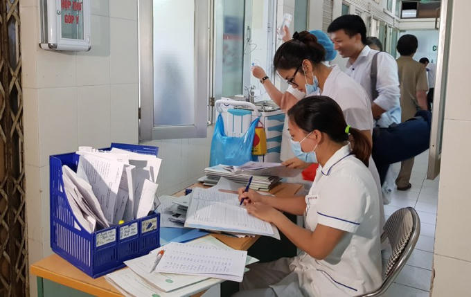 Bác sĩ phải kê bàn ra ngoài hành lang để làm việc. Ảnh: Thúy Hạnh/Vietnamnet.