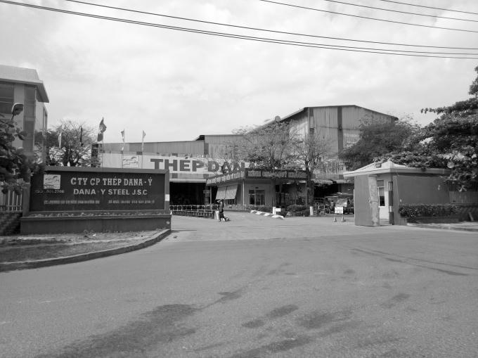 Nhà máy thép nằm sát khu dân cư.