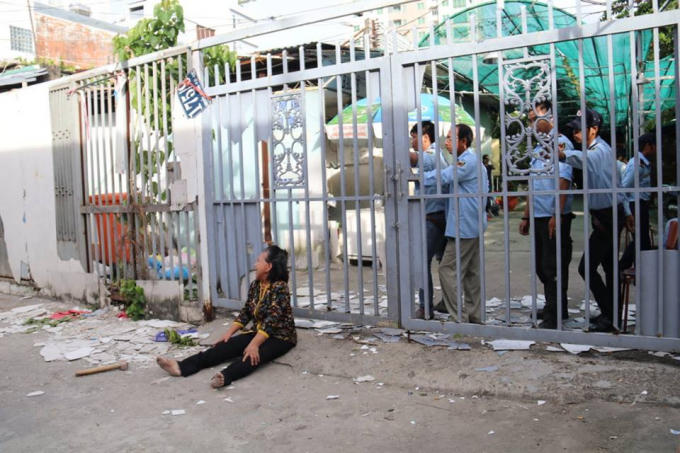 Bà Hường khóc lóc khi ngôi nhà của mình có nhóm đối tượng lạ mang áo bảo vệ ngăn cấm, có hành vi chiếm dụng.