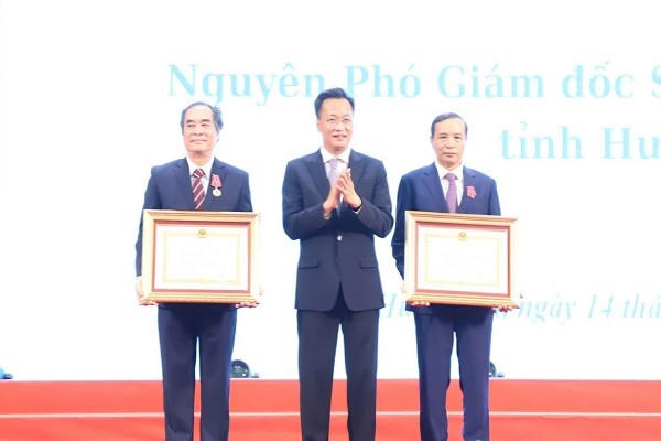 Thừa ủy quyền của Chủ tịch nước, Bí thư Tỉnh ủy Hưng Yên, ông Nguyễn Hữu Nghĩa trao Huân chương Lao động hạng Ba tặng 2 cá nhân.