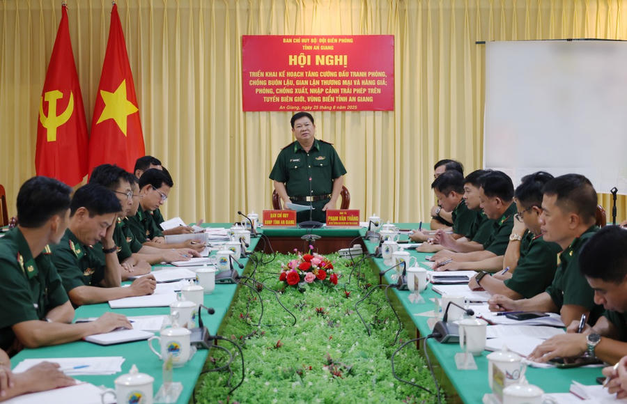 Đại tá Phạm Văn Thắng, Phó Chỉ huy trưởng Bộ Chỉ huy Quân sự tỉnh, Chỉ huy trưởng Ban Chỉ huy BĐBP tỉnh An Giang phát biểu kết luận.