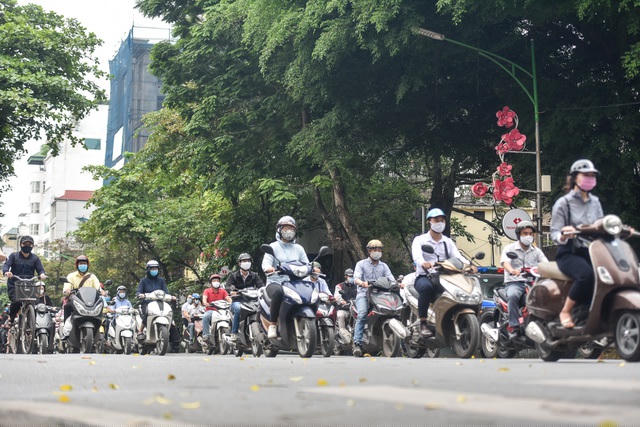 Phố Huế (Hai Bà Trưng, Hà Nội) đông xe trong giờ cao điểm buổi sáng.