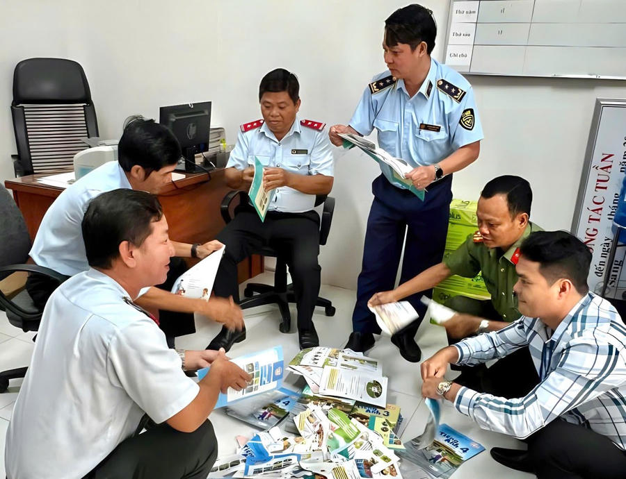 Lực lượng chức năng tiến hành tiêu hủy sách giáo khoa giả.