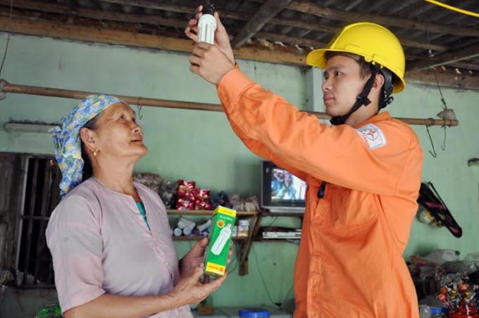 577 hộ gia đình nghèo, đặc biệt là các hộ gia đình chính sách nghèo của thành phố Hà Nội sẽ được tổ chức sữa chữa, thay mới đường dây, bóng đèn.