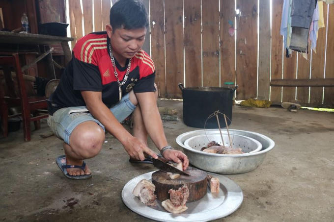 Anh Triệu Tài Huy đang thái miếng thịt ngon nhất dâng lên tổ tiên