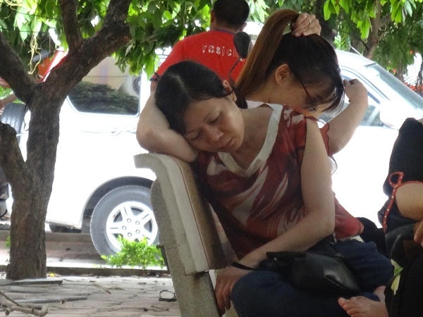 Bước vào môn thi thứ 2, có lẽ do lo lắng, mệt mỏi nên nhiều người đã "tranh thủ" chợp mắt dưới bóng cây.