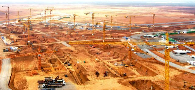 Các nhà thầu triển khai lắp đặt các trang thiết bị xây dựng sân bay Long Thành (Ảnh: Vietnam Plus)
