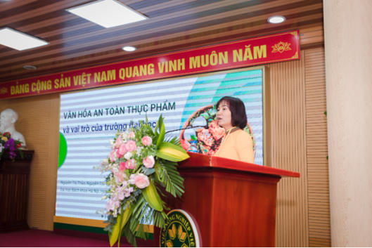 PGS.TS. Nguyễn Thị Thanh Thủy, Học viện Nông nghiệp Việt Nam trình bày chủ đề “Văn hóa an toàn thực phẩm và vai trò của các trường đại học”.