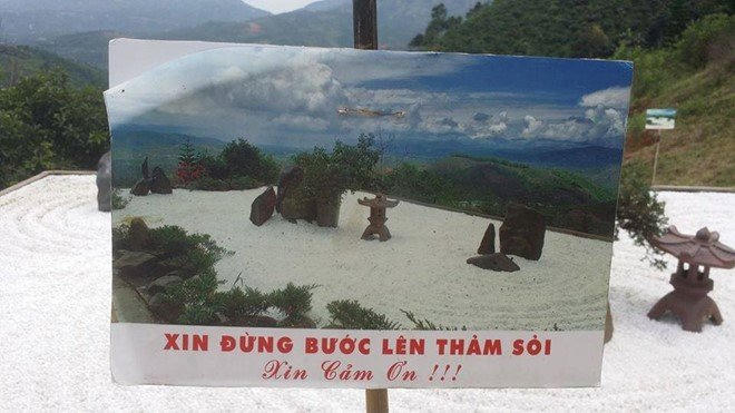 Mặc dù nhà chùa đã đề biển "Xin đừng bước lên thảm sỏi", nhưng nhiều bạn trẻ vẫn làm ngơ.