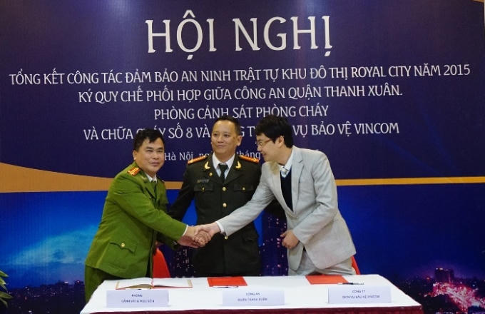 Đại diện 3 đơn vị ký kết Quy chế phối hợp đảm bảo ANTT khu đô thị Royal City.
