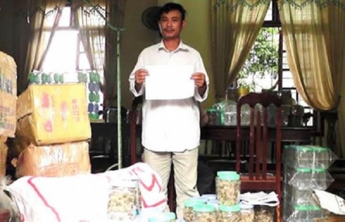 Đối tượng Chung cùng tang vật bị bắt giữ (Ảnh CQĐT cung cấp)