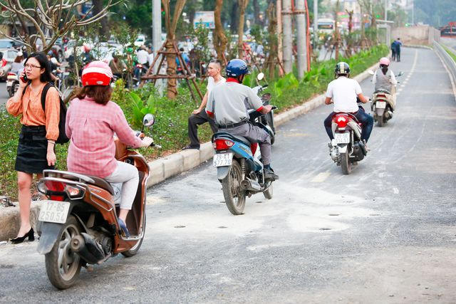 Người đi bộ này phải nép vội vào dải phân cách vì quá sợ hãi trước sự bất chấp của một số người đi xe máy.