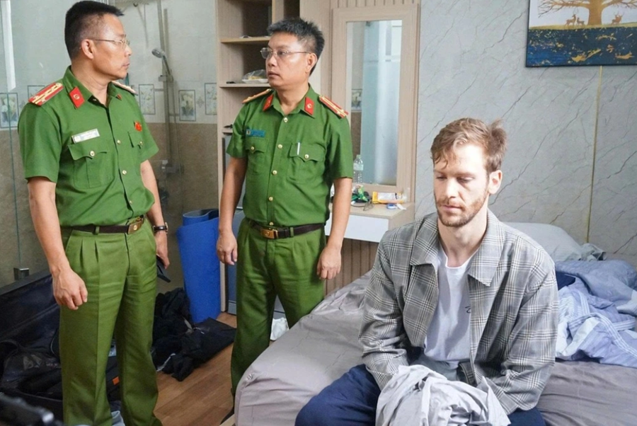 Đối tượng West Dale James bị công an bắt giữ.